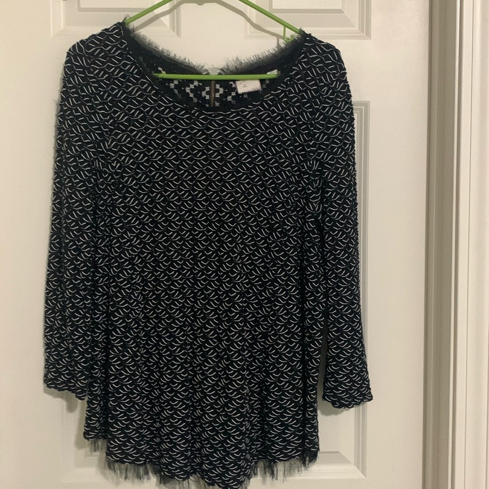 Anthropologie sweater
Frayed edge detail
Zipper in back
Stretchy